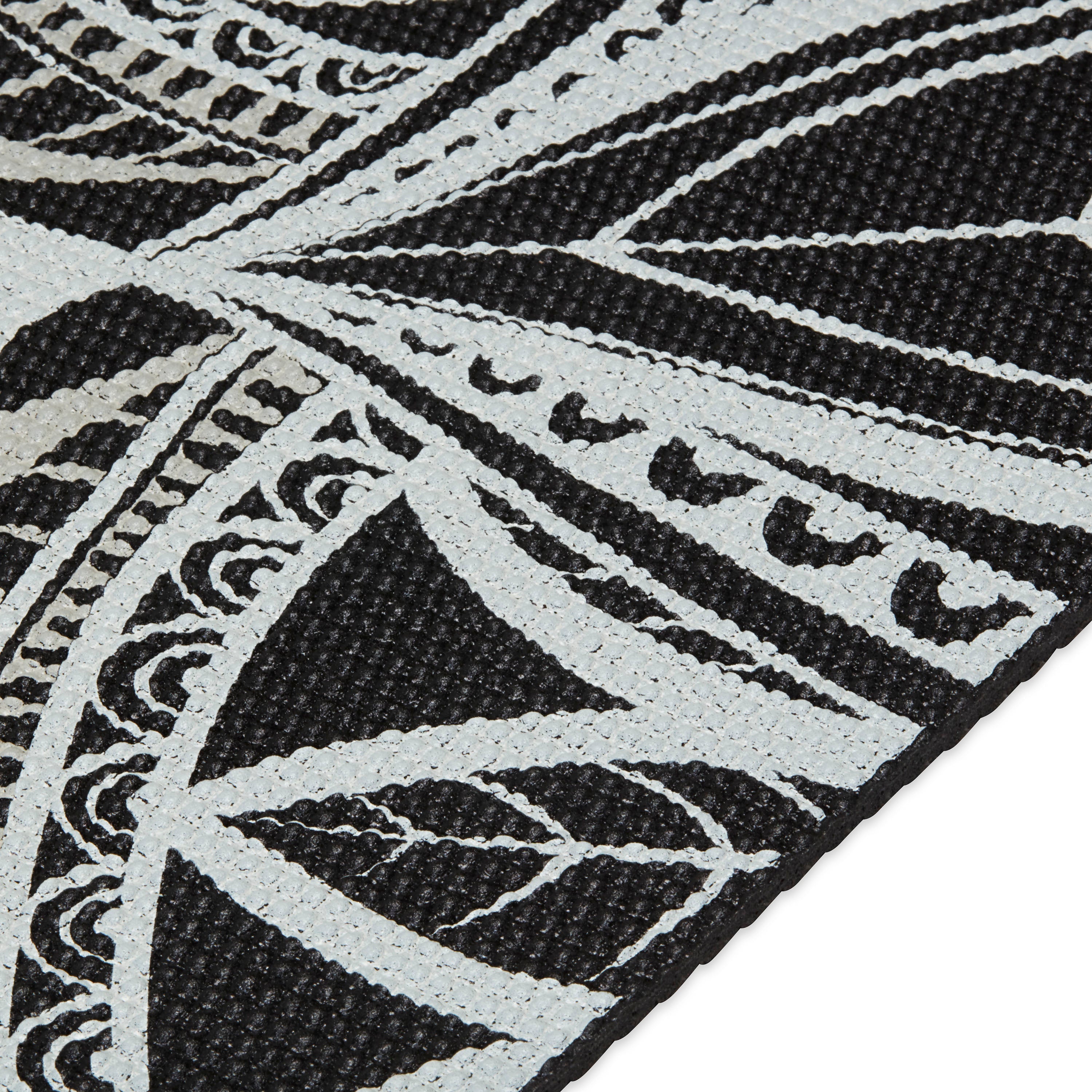 Gaiam Printed Point Yoga Mat (5mm) Midnight Point closeup